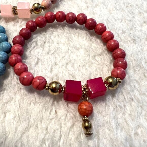 Lot of 3 Pink Blue Red Beaded Gold Tone Spacers Elastic Charm Bracelets - Picture 4 of 7